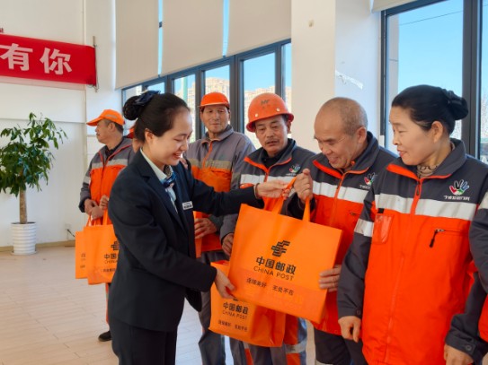 多方聯(lián)動(dòng)送溫暖!環(huán)衛(wèi)工人收獲“物資+服務(wù)”雙重關(guān)懷.jpg