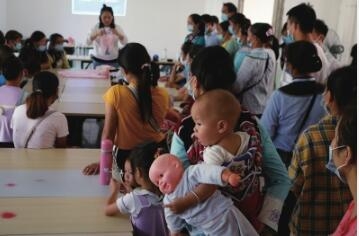 背著孩子去上課 育嬰培訓受歡迎.jpg