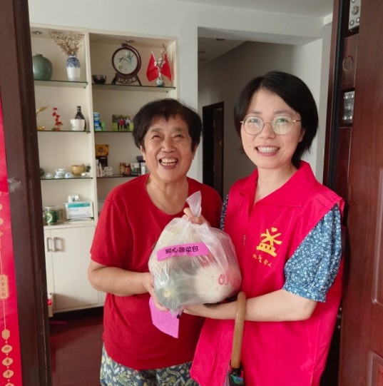 以“蔬”換“書”!這里 “花式”關愛獨居老人2.jpg