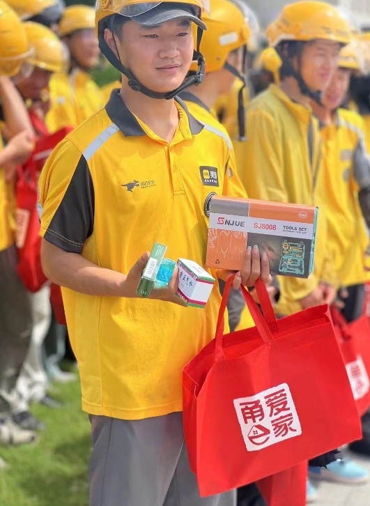 清涼禮包致敬城市“微哨兵” 717“騎士節”共筑外灘美好家園2.jpg