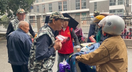 百名志愿者在行動 讓適老化改造惠及民生2.jpg