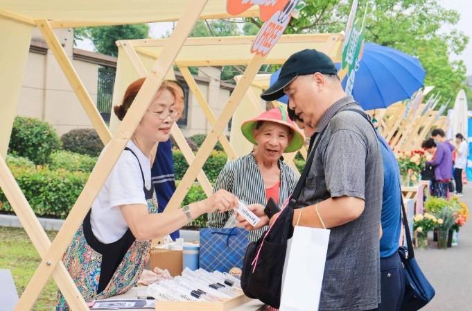 “50后”老年團(tuán)體驗(yàn)文明攤主,全省首個(gè)長(zhǎng)者主理市集來(lái)了!1.jpg