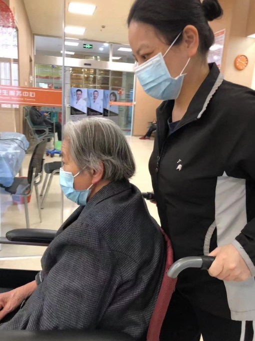 照顧雙殘父母30年 這位“孝女”從未放棄1.jpg