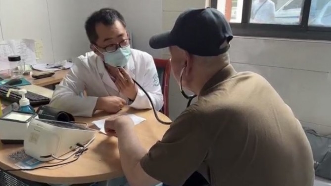 聽診器變擴音器 這個醫生反戴聽診器跟8旬老人交流.jpg