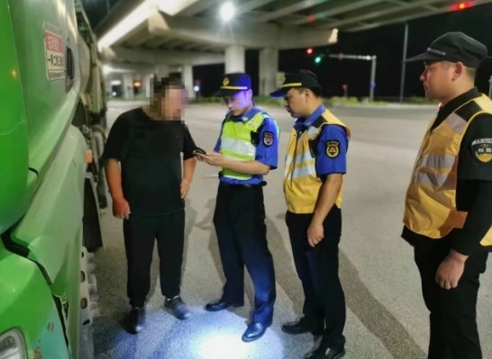 夜查“不守規”渣土車 規范運輸秩序1.jpg