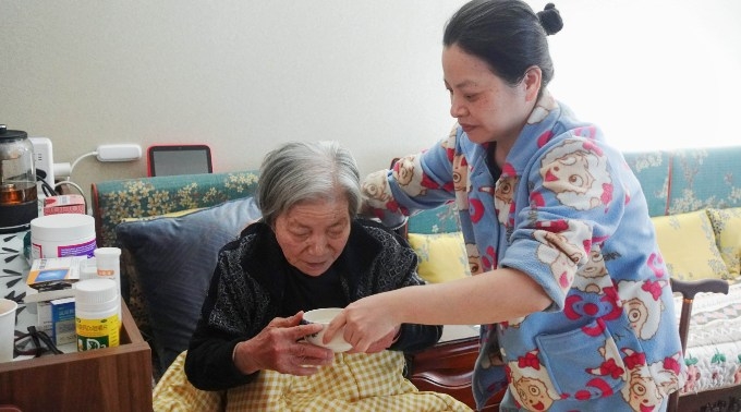 照顧雙殘父母30年 這位“孝女”從未放棄.jpg