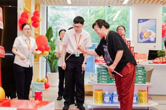 深耕十載煥新顏 奮楫揚帆譜新篇 鄞州銀行江北支行奏響兩江北岸高質量發展“協奏曲”3.jpg