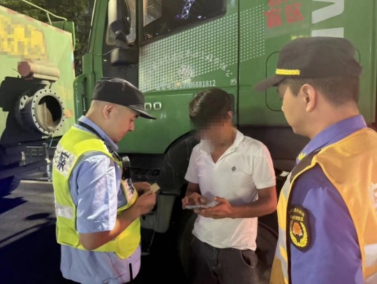 夜查“不守規”渣土車 規范運輸秩序.jpg