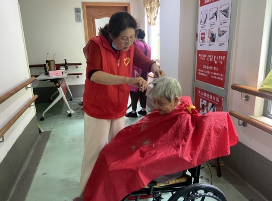 端午送安康,“志愿紅”情暖“夕陽(yáng)紅”6.jpg